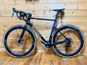 Vue complète du vélo de route carbone Basso Astra avec roues Vision carbone, cadre noir mat et pneus Vittoria Corsa.